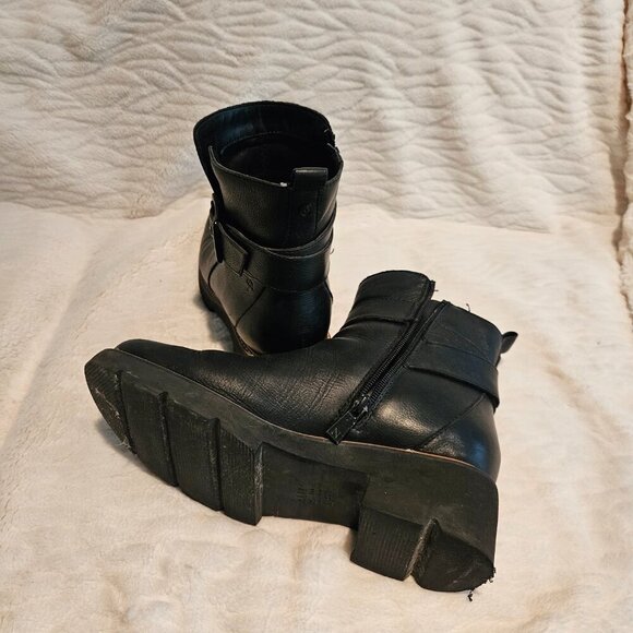 Boots - Picture 4 of 4